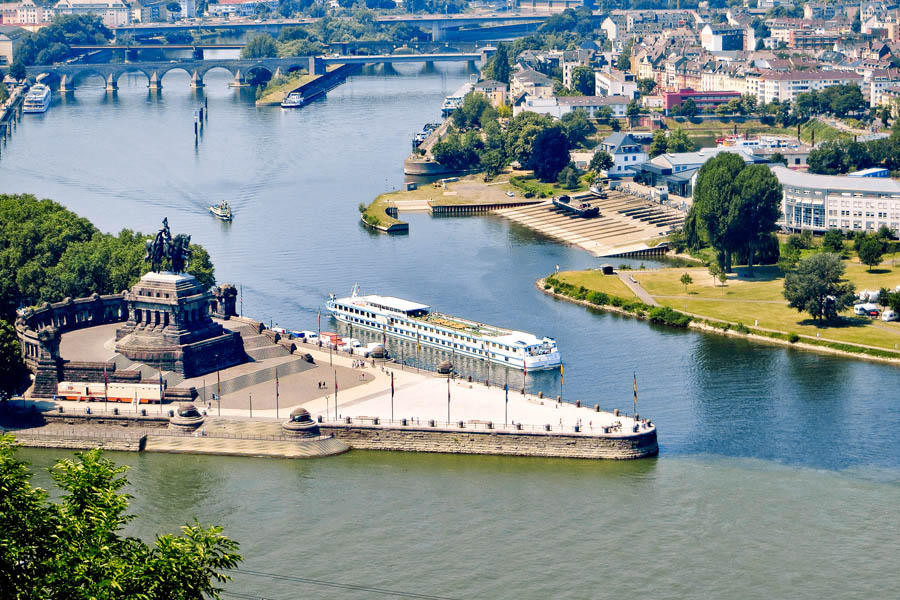 Blick herab auf das Deutsche Eck bei Koblenz, wo Rhein und Mosel zusammenfließen an, einem Sommertag - eine perfekte Kulisse für Feiertage in RLP Rheinland-Pfalz