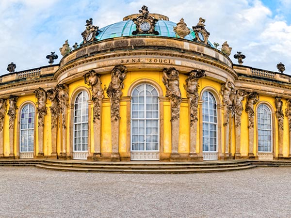 Schloss Sanssouci in Potsdam - das perfekte Urlaubsziel für Ferien in BB Brandenburg 2024.