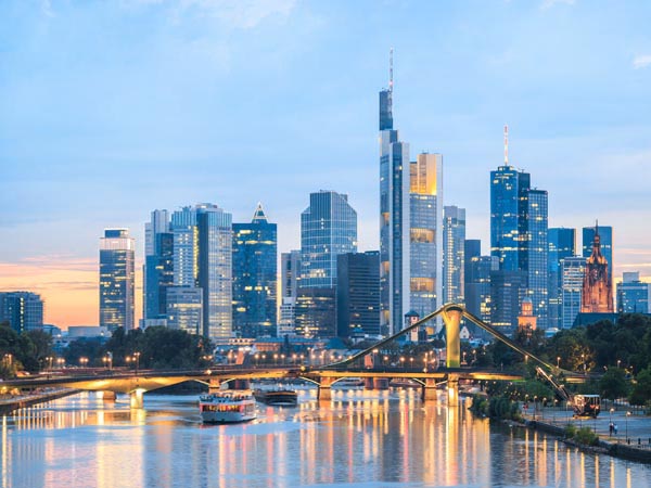 Skyline von Frankfurt am Main in der Abenddämmerung - die perfekte Kulisse für Ferien in Hessen 2024.
