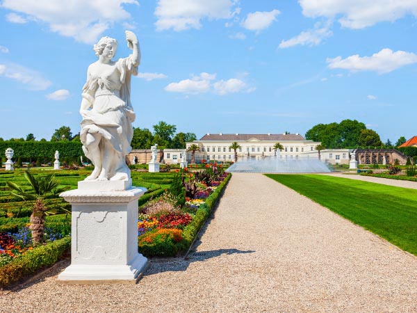 Herrenhäuser Gärten in Hannover mit Statue - das perfekte Urlaubsziel für Ferien in NI Niedersachsen 2024.