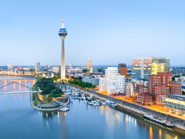 Düsseldorfer Stadthafen am Abend mit Fersehturm - das perfekte Urlaubsziel für Ferien in NRW Nordrhein-Westfalen 2024.